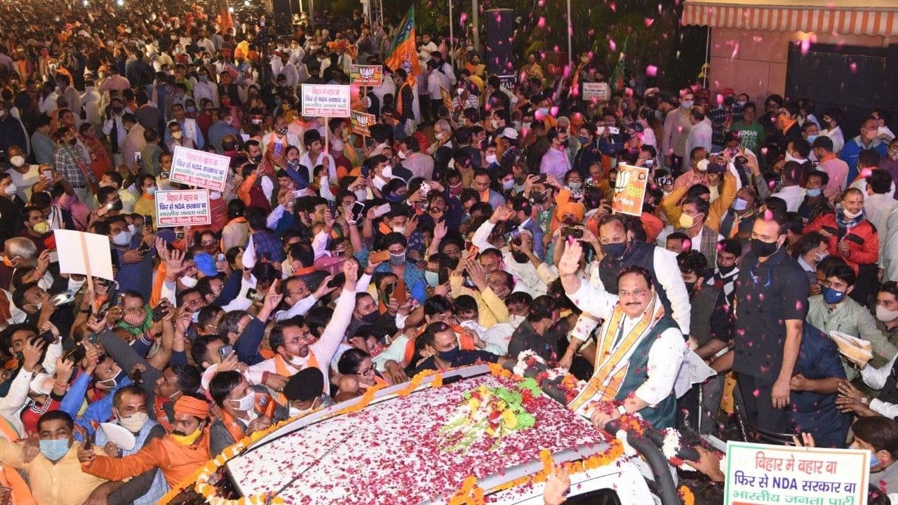 छठ पूजा: चुनावी रैलियों में कोरोना को क्यों भूल जाती है बीजेपी?